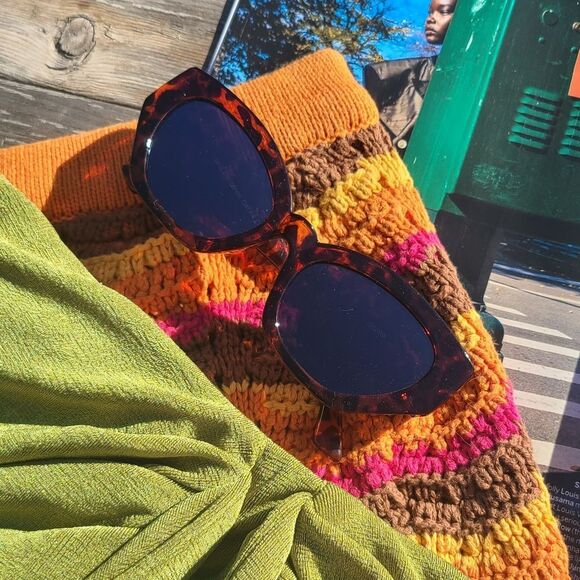 🆕️The Lulu// Turtoise print Sunglasses - Picture 1 of 6